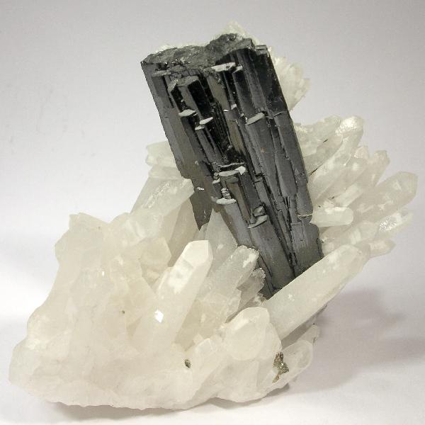 crystals of Hbnerite on quartz